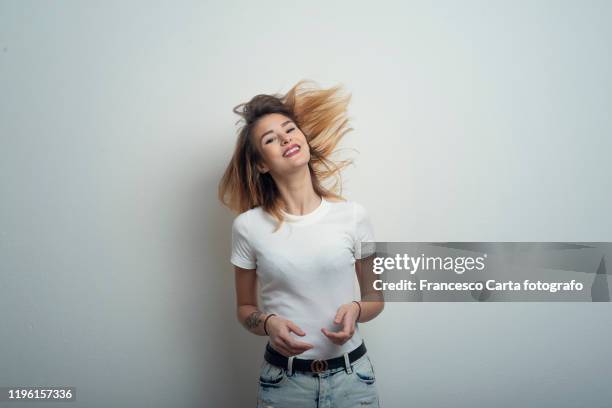 young woman laughing at camera - cabello desmelenado fotografías e imágenes de stock