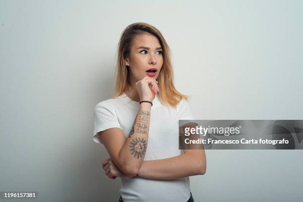surprised woman - tatouage femme photos et images de collection