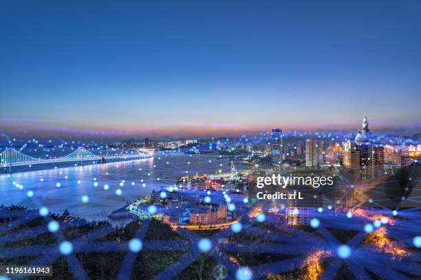 藍色網格線的城市天際線 - 電腦網絡 個照片及圖片檔