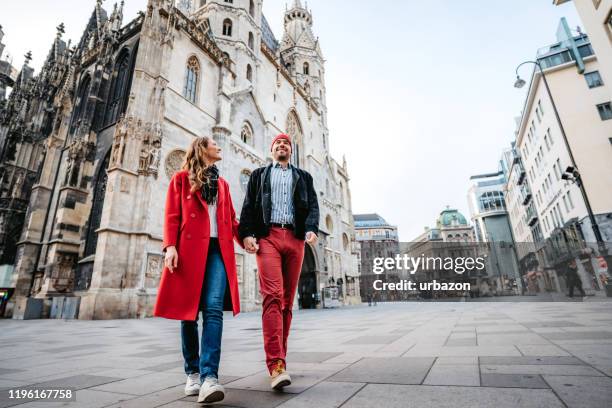 feliz pareja caminando por la calle de la ciudad - viena austria fotografías e imágenes de stock