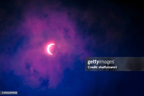 partial annular solar eclipse seen in malaysia in 26th dec 2019. - ringförmige sonnenfinsternis stock-fotos und bilder