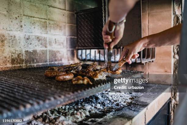 carne de barbacoa de hombre mayor en casa - argentina steak fotografías e imágenes de stock