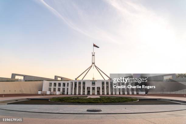 australian parliament house exterior at sunset - australian politics stock-fotos und bilder