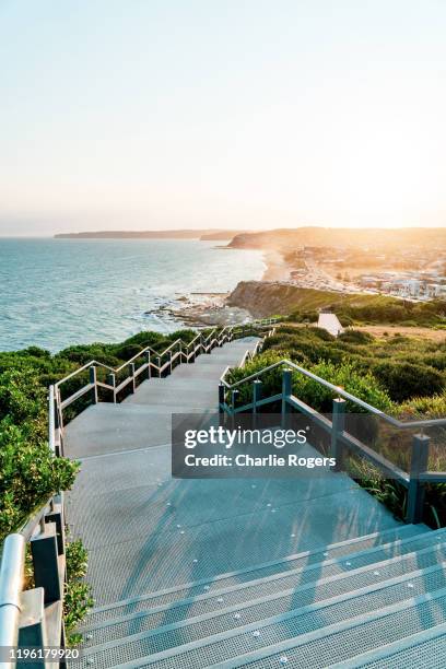 anzac memorial walk in newcastle, australia - newcastle nouvelle galles du sud photos et images de collection