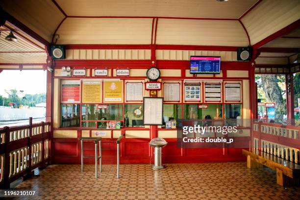 escritório de bilheteda da estação railway de hua hin - hua hin thailand - fotografias e filmes do acervo