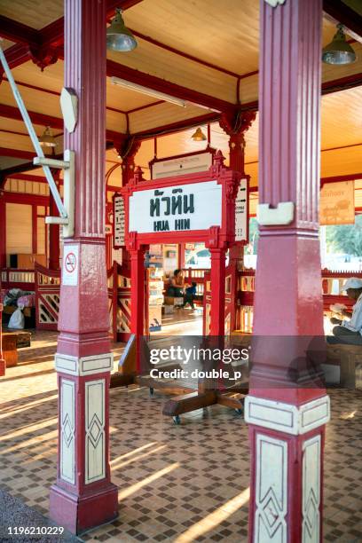 toegang tot het treinstation van hua hin - hua hin thailand stockfoto's en -beelden
