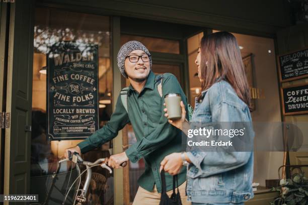 ga groen met hipster paar in de coffeeshop voordat u gaat werken - walking with bike stockfoto's en -beelden