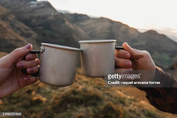 couple hands holding camping cups - mug photos et images de collection