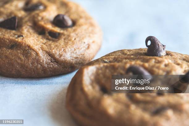 peanut butter choc chip cookies (two close-up) - chocoladekoekje stockfoto's en -beelden