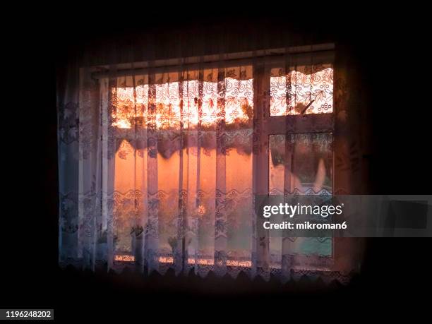 beautiful sunrise through the window with curtain - panoramic bedroom photos et images de collection