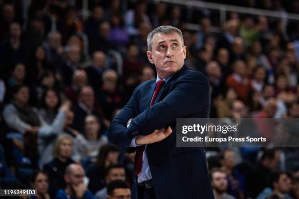 David Blatt, head coach of Olympiacos, looks on during the EuroLeague basketball match played between FC Barcelona Lassa and Olympiacos at Palau...