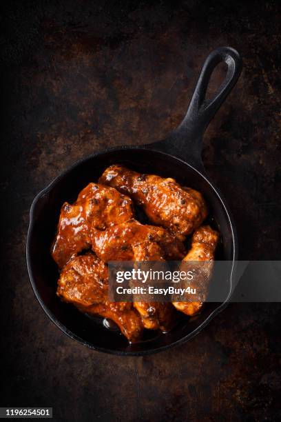 chiken wings in a skillet - asa de frango imagens e fotografias de stock