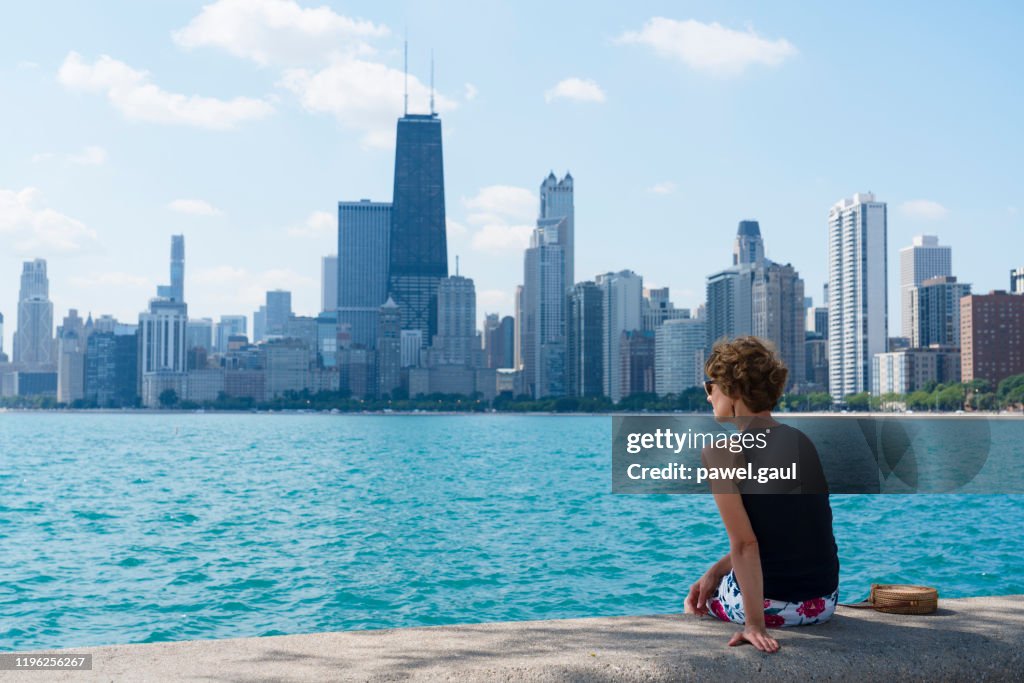 Erwachsene Frau mit Blick auf Chicago Skyline