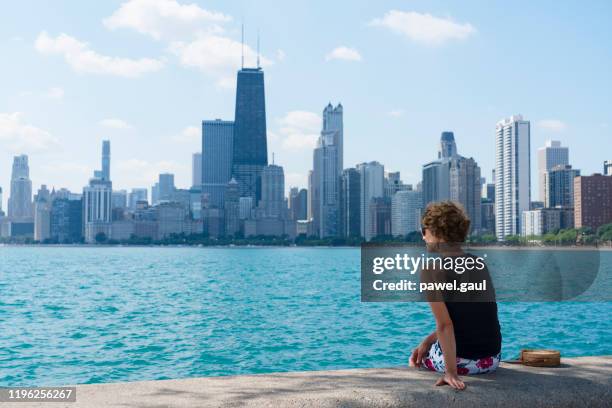 volwassen vrouw die de horizon van chicago bekijkt - michigan meer stockfoto's en -beelden