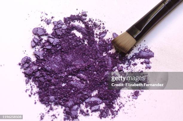 eyeshadow powder and makeup brush - eyeshadow foto e immagini stock