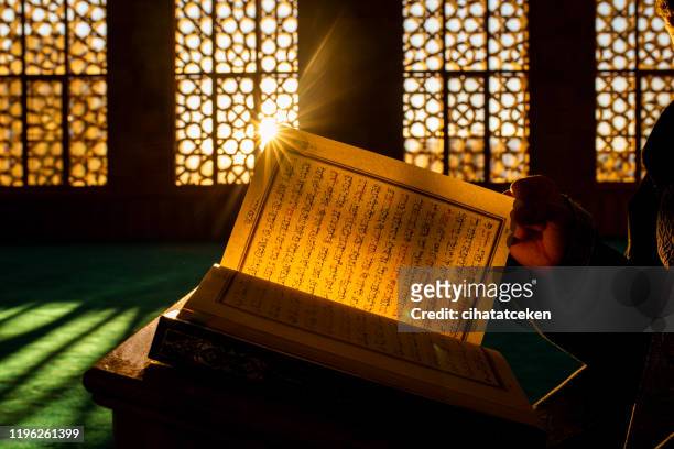quran in the mosque - islam imagens e fotografias de stock