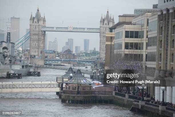 tower bridge atmospheric cityscape - hms victory stock pictures, royalty-free photos & images