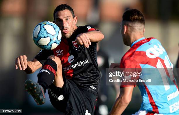 Maximiliano Rodriguez of Newells kicks the ball during a match between Arsenal and Newell's Old Boys as part of Superliga 2019/20 at Julio Humberto...