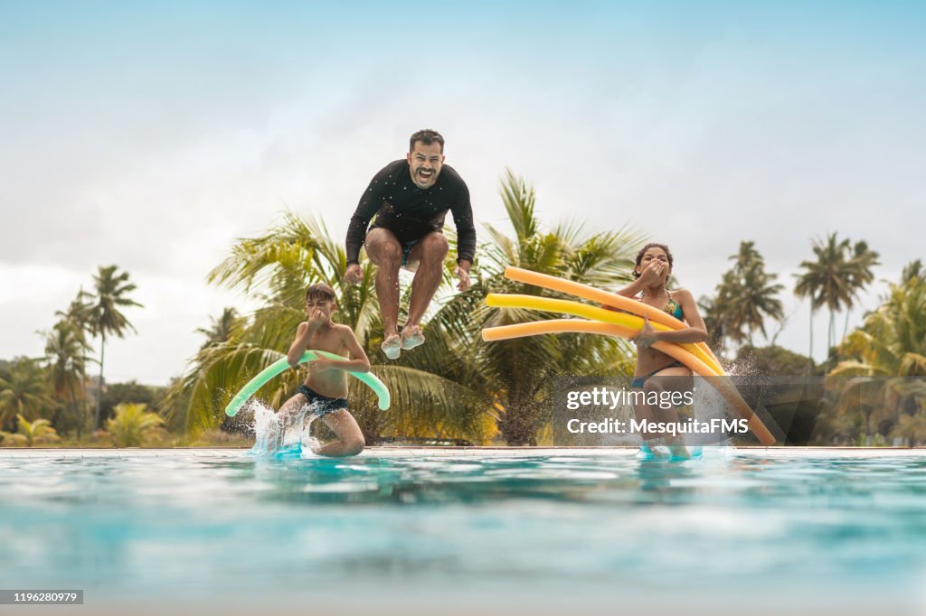 Touristen baden im Resort-Schwimmbad