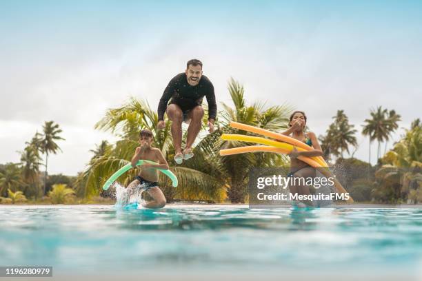 touristen baden im resort-schwimmbad - family pool stock-fotos und bilder