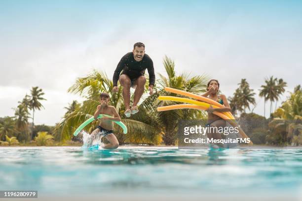 touristes se baignant dans la piscine de ressource - ado en maillot de bain photos et images de collection