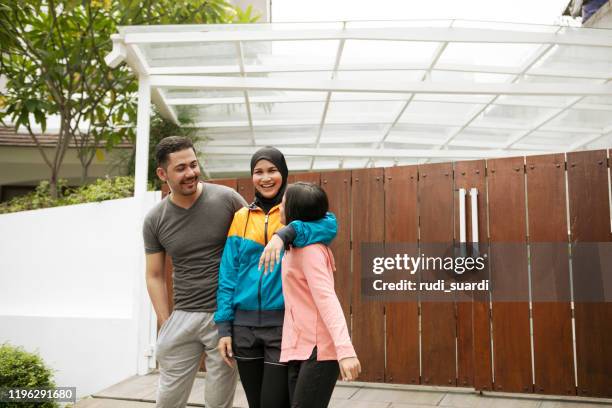 asiatische familie mit spaß beim sport - indonesischer archipel stock-fotos und bilder