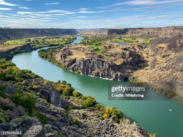 snake river und snake river canyon unterhalb der twin falls, idaho - snake river stock-fotos und bilder