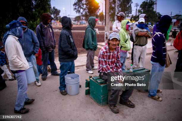 trabajadores agrícolas de temporada en baja california méxico - trabajadores emigrantes fotografías e imágenes de stock