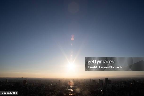 tokyo suburban landscape at sunset - light flare stockfoto's en -beelden