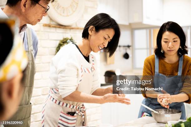 a woman teaching a parent and child cooking class - learning generation parent child ストックフォトと画像