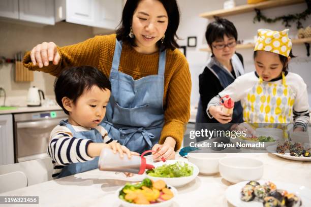 children helping to make salad - children cooking school stock-fotos und bilder