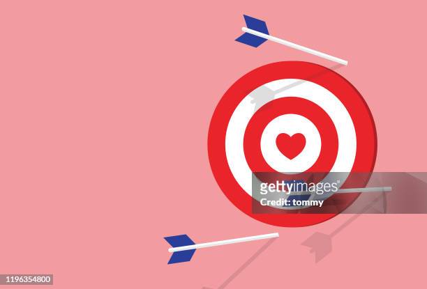 ilustraciones, imágenes clip art, dibujos animados e iconos de stock de arrow echa de menos un objetivo cardíaco - separacion de basura