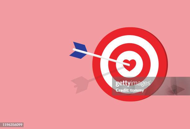 pfeil trifft ein herzziel - dartpfeil stock-grafiken, -clipart, -cartoons und -symbole