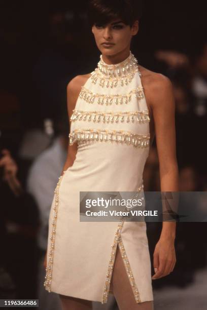 Linda Evangelista walks the runway at the Chloe Ready to Wear Spring/Summer 1991 fashion show during the Paris Fashion Week in October, 1990 in...