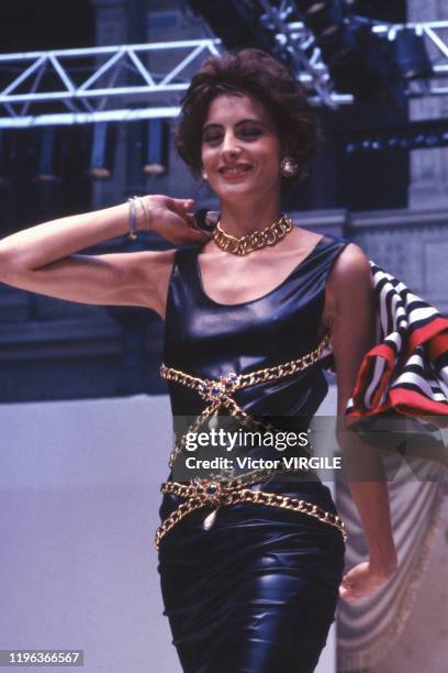 Ines de la Fressange walks the runway at the Chanel Haute Couture Fall/Winter 1986-1987 fashion show during the Paris Fashion Week in July, 1986 in...