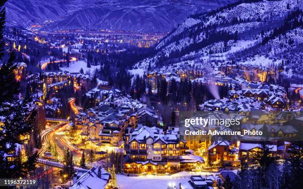 beaver creek colorado village 's nachts - beaver creek colorado stockfoto's en -beelden