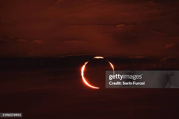 "ring of fire" solar eclipse - ringförmige sonnenfinsternis stock-fotos und bilder