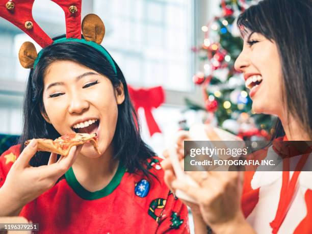 duizendjarige kerstfeest - ugly santa stockfoto's en -beelden