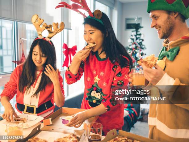 duizendjarige kerstfeest - ugly santa stockfoto's en -beelden