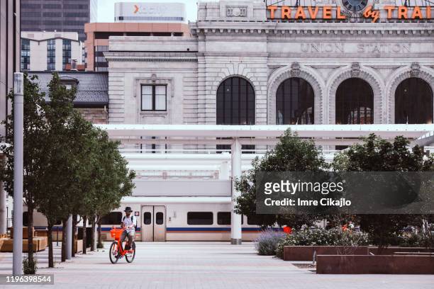 自転車とトランジットのリンク - デンバー ユニオン駅 ストックフォトと画像