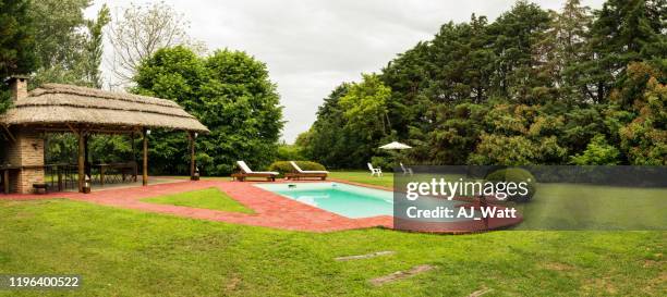 hermoso patio trasero de una villa - backyard pool fotografías e imágenes de stock