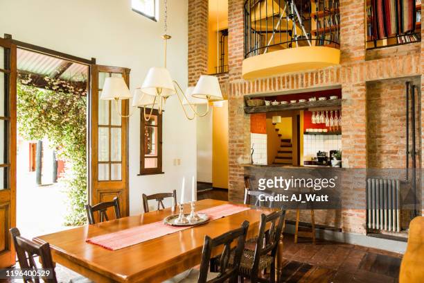 eettafel in villa - table brick wall wood stockfoto's en -beelden