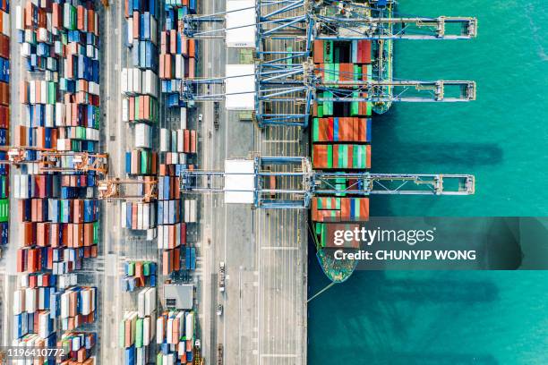 commerciële logistieke sector. de containers worden geladen/gelost op kwai tsing container terminals van hong kong - activity at port of tanjung priok in jakarta stockfoto's en -beelden