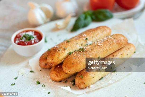 knoblauch brotstäbchen - brotstange stock-fotos und bilder