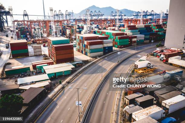 kreuzung in hong kong - freight transportation stock-fotos und bilder