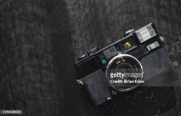 a vintage point and shoot 35mm film camera - maquina fotografica antiga imagens e fotografias de stock