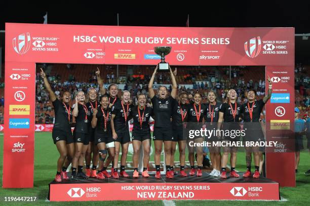 New Zealand's captain Sarah Hirini and teammates lift the trophy after winning the women's rugby final match between New Zealand and Canada during...