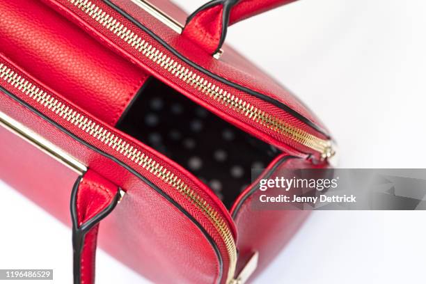 red leather handbag - sac-à-main-rouge photos et images de collection