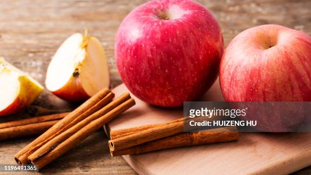 apple and cinnamon sticks - cinnamon fotografías e imágenes de stock