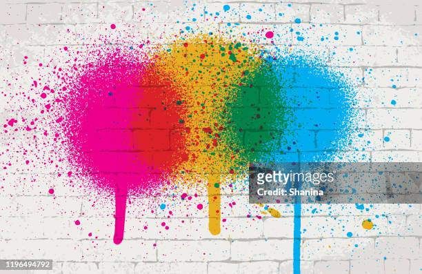 graffiti sprühfarbe auf wandtextur hintergrund - sprayer graffiti stock-grafiken, -clipart, -cartoons und -symbole